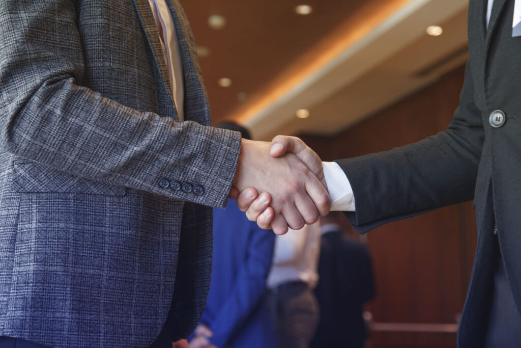 Lär dig hur du kan hantera en leverantörs brister i avtalet genom att ha en tydlig plan för uppföljning, agera snabbt och tydligt kravställa i avtalet. Om problemet kvarstår kan du överväga att avsluta avtalet och söka efter en ny leverantör. Få tips och råd från experter för att undvika problem med leverantörer och säkerställa att du får det du betalar för.